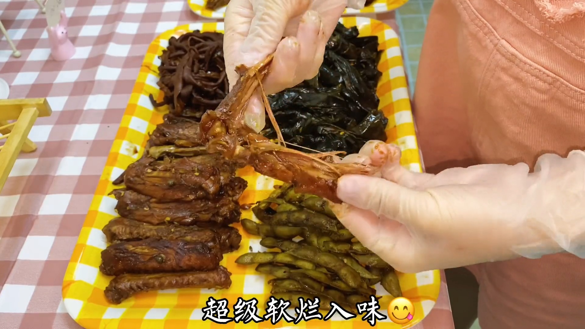 #美食#简单两步自制甜辣口的“周黑鸭”,超级软烂入味,好吃到舔手指,绝佳配方