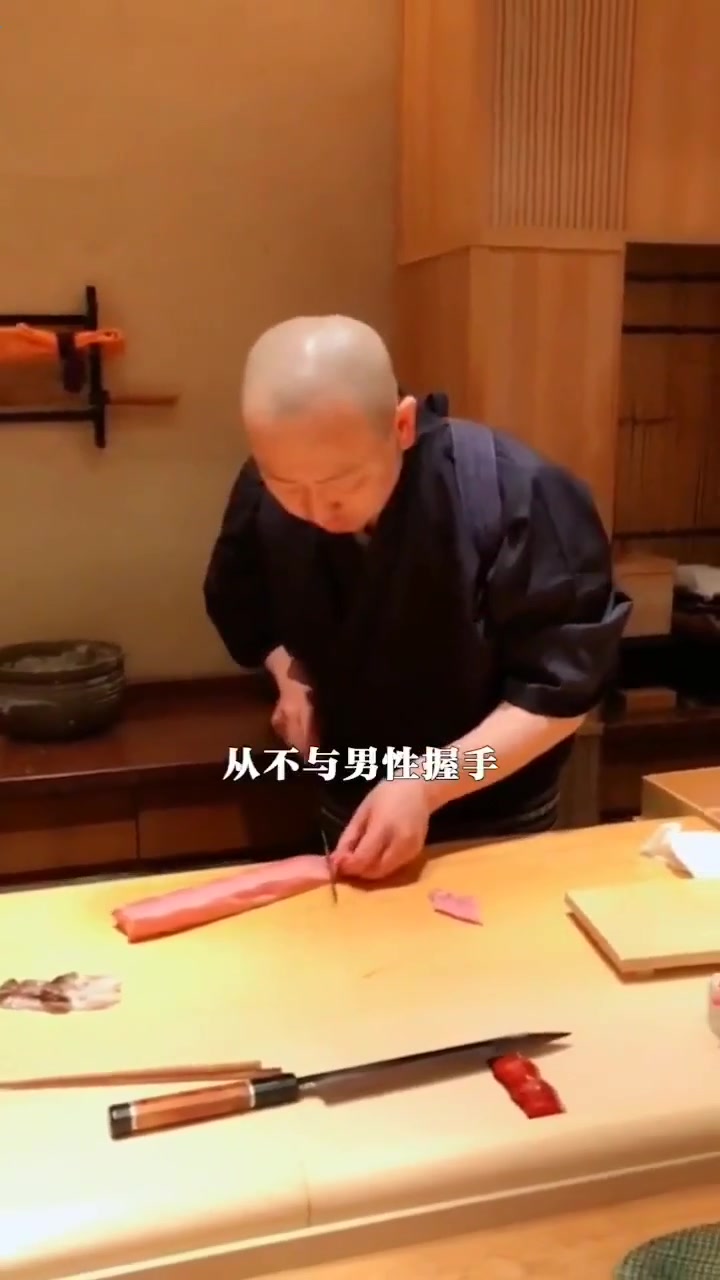 日本“寿司之神”有多夸张,从不与男性握手