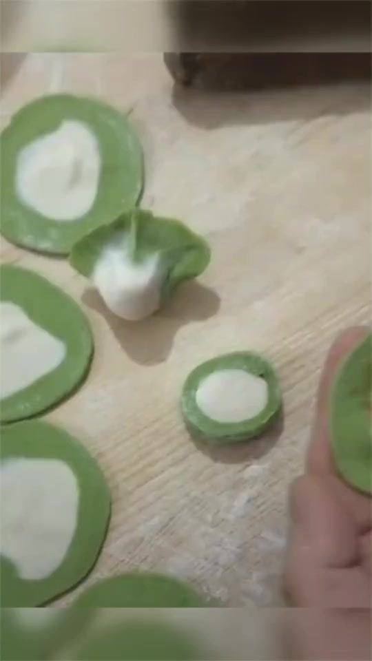 #搞笑段子#我来教你们如何包花式饺子,教程简单,成品像不像白菜