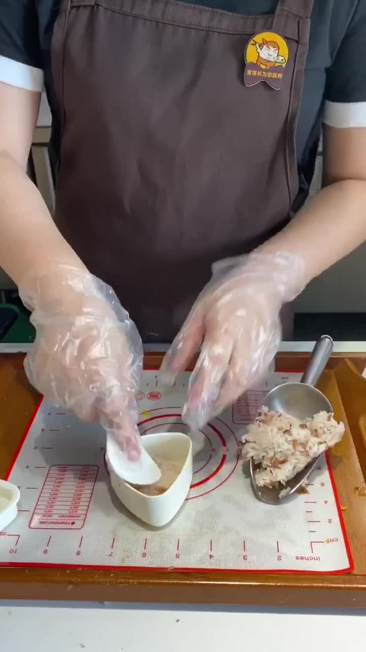 你们爱的三角饭团又来了,这次带着老师新研制的照烧鸡块,有了模具一天个不用耽误太长时间了