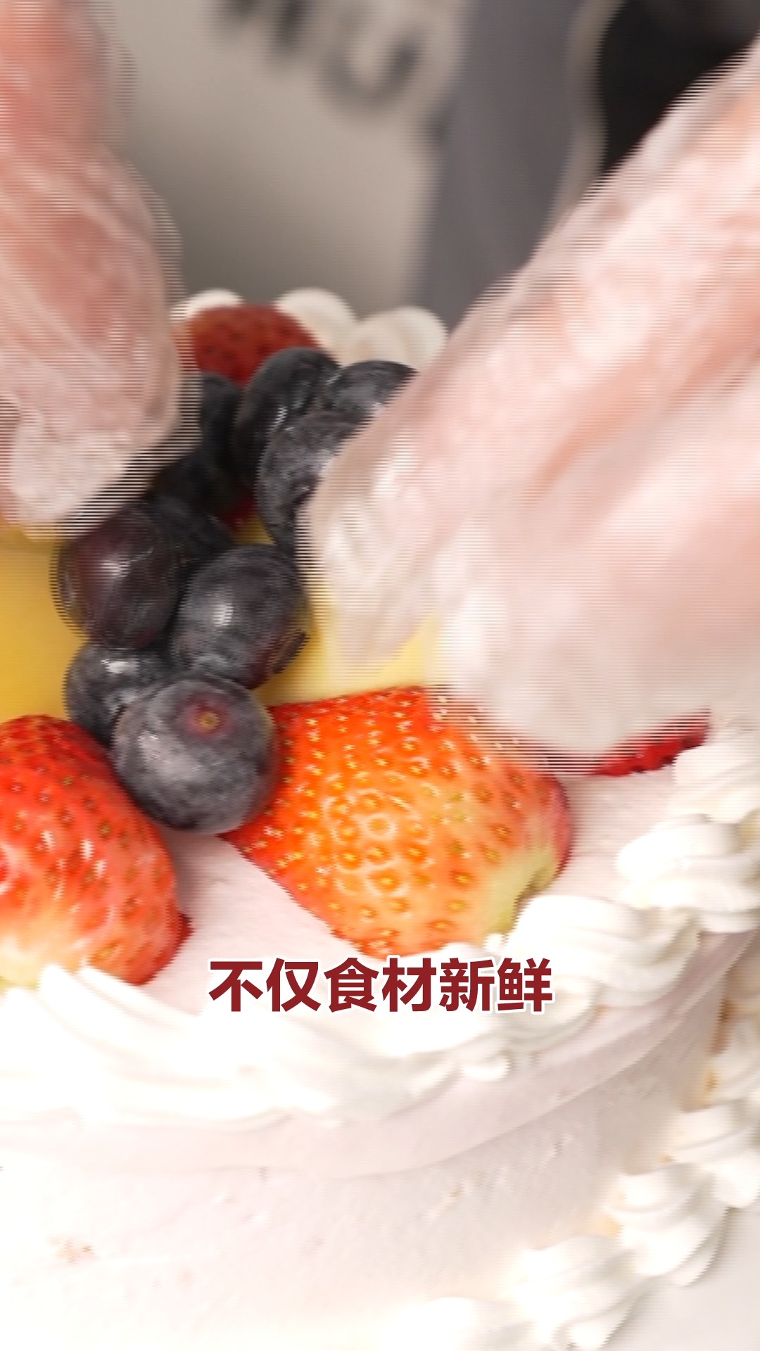 太惊喜了,不用出门就有熊猫叔叔上门送蛋糕跳舞 配送到家满满的仪式感