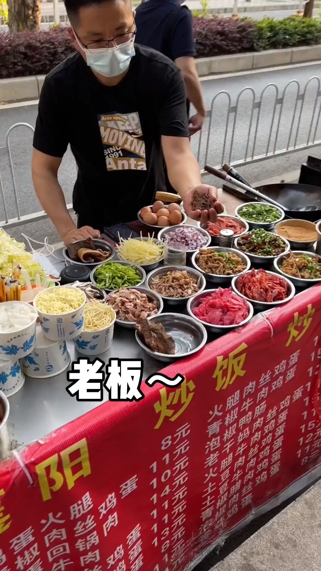 火腿肉丝鸡蛋炒饭～大铁锅炒的就是香!