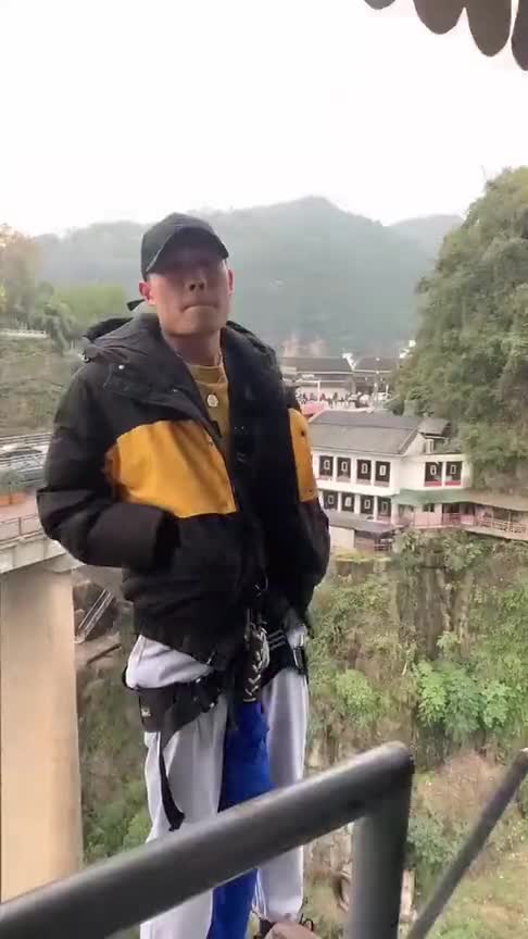 我还是忘不掉蹦极被鳄鱼咬掉脑袋的人!帅哥毫无顾忌的蹦极,到底经历了什么