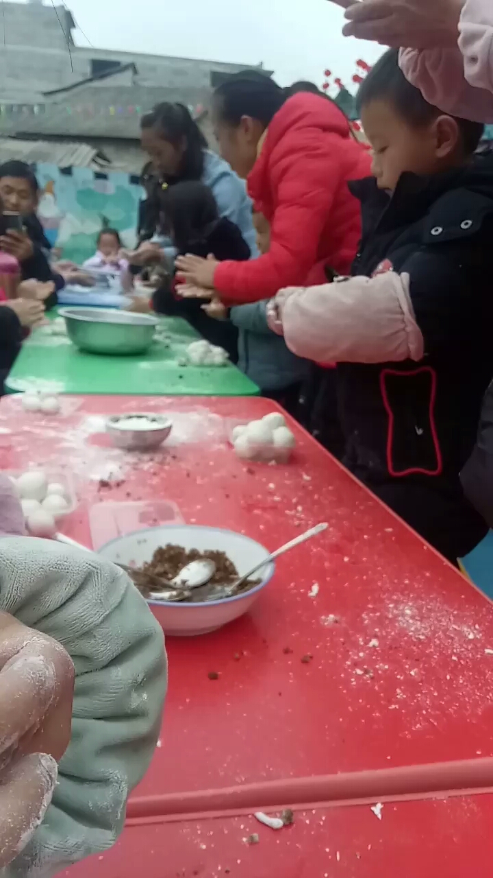 在幼儿园学包汤圆
