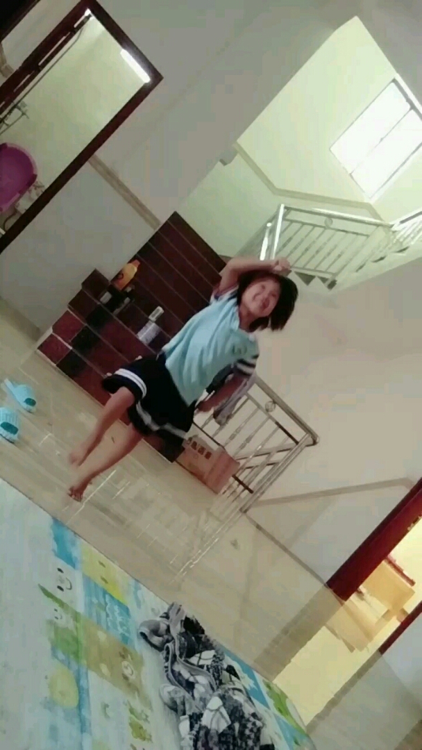 搞笑的小姐姐学鸭子走路
