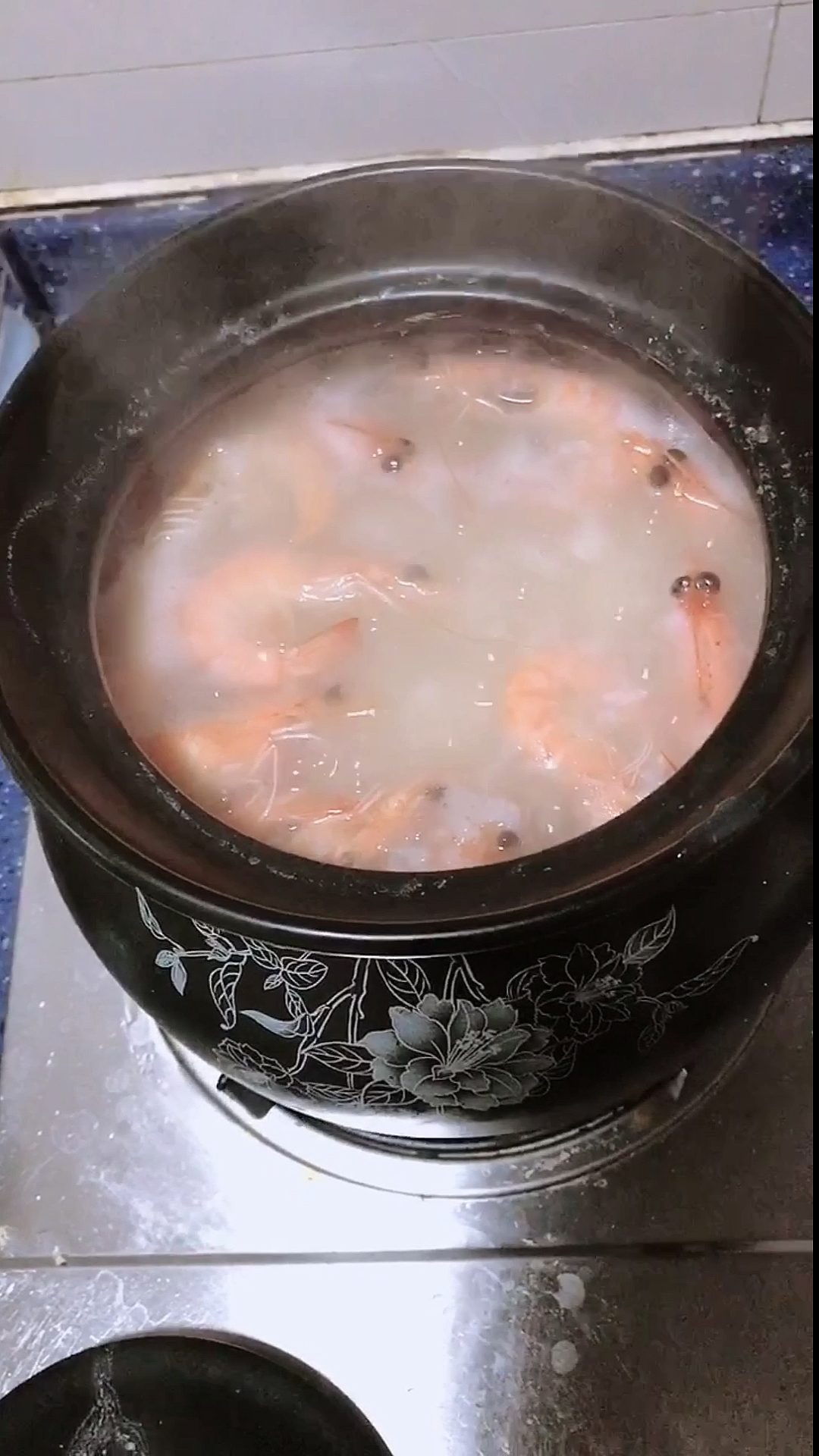 #隔离病毒不隔离爱#晚饭就吃虾粥,疫情之前的宵夜,去大排档吃一锅砂锅海鲜粥,就会很满足了。