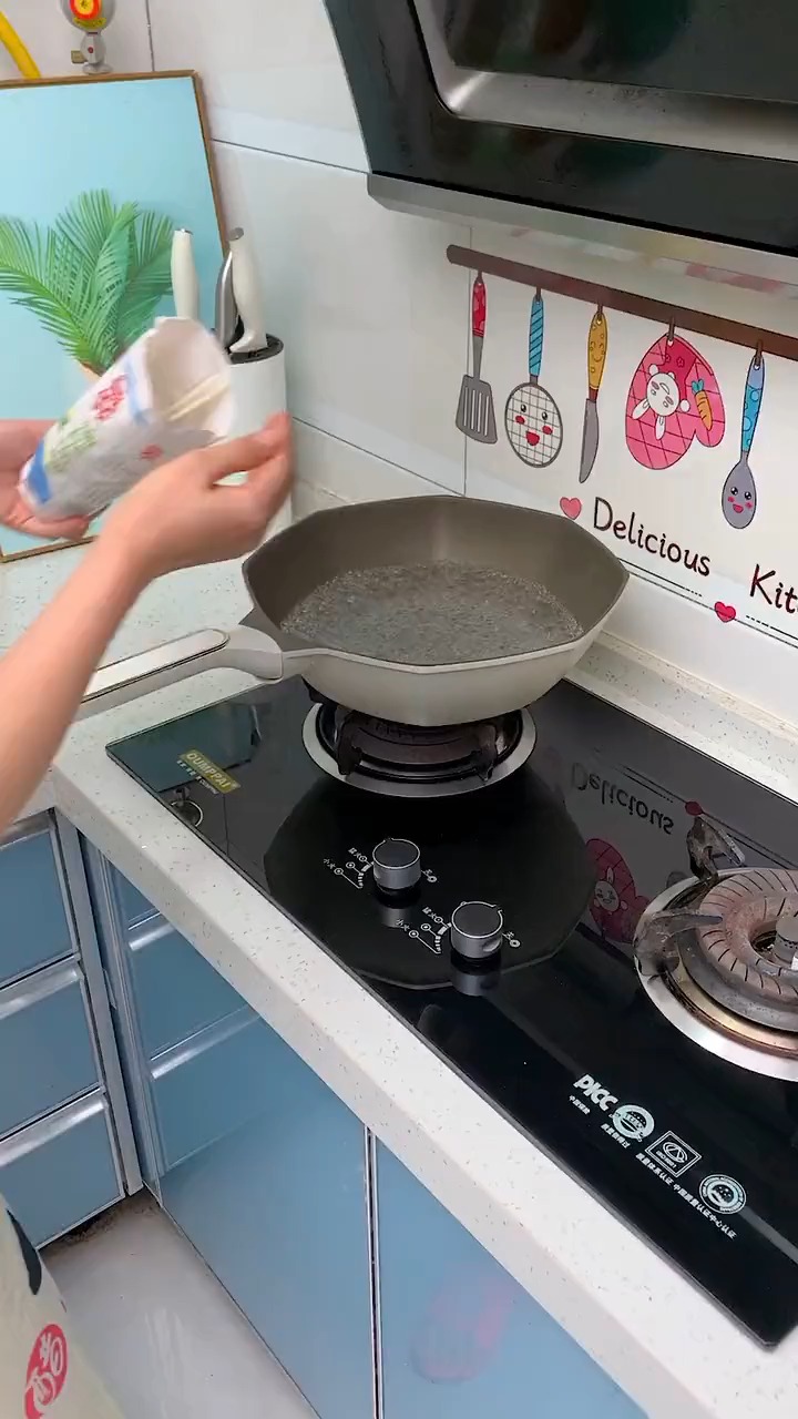 老公送的这个面条收纳盒,真心好用!再也不用担心受潮了。