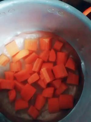 友友们,大家早上好。水煮红萝卜过早。如果有想减肥的宝宝们就这样煮。生活小妙招每天更新。