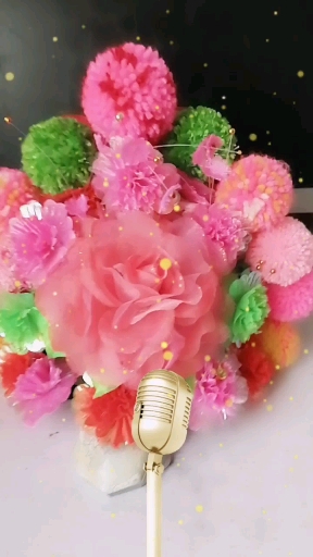 这是我们扭秧歌的头饰漂亮吧