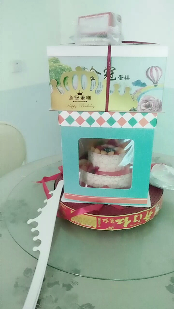 今天弟弟过生日,堂哥定了一个,妹妹定了一个蛋糕!祝老弟,生日快乐
