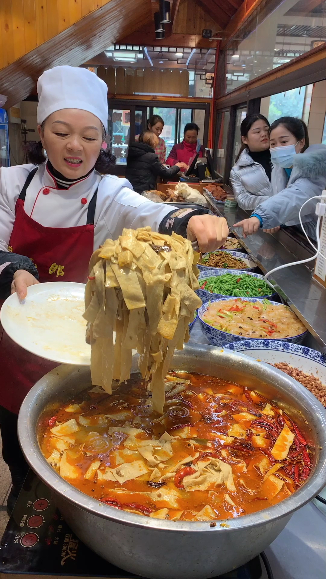 羊肉500克,羊骨750克,羊油50克,陈皮5克,草果1个,良姜9.8克,白芷4