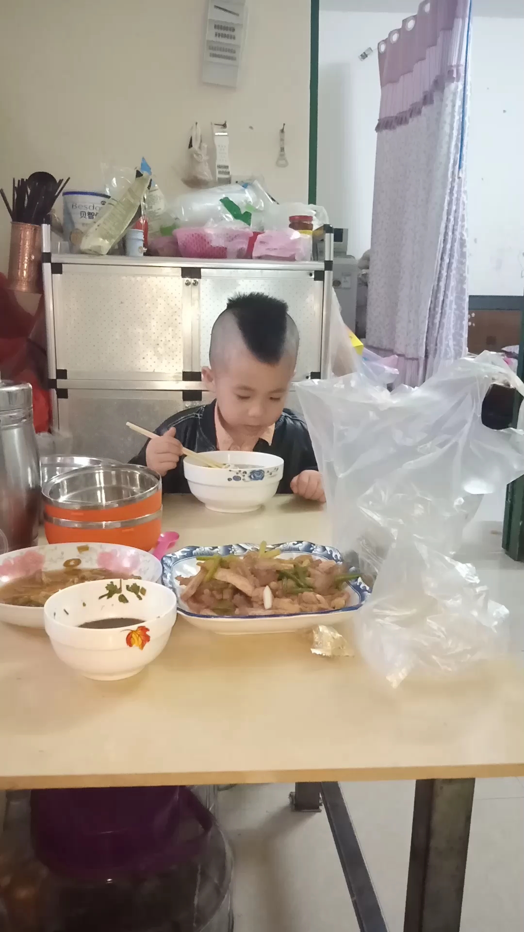 他叫我帮他理个奥特曼的,理完他说是公鸡头,他都不怎么高兴,哈哈哈