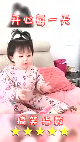 #搞笑段子#萌娃肉肉给玩具娃娃喝水,好可爱的小姑娘