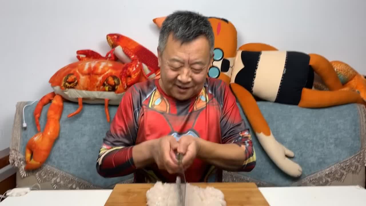 #家乡特色美食#大爷自己捏的鱼肠,蒸完竟然爆了