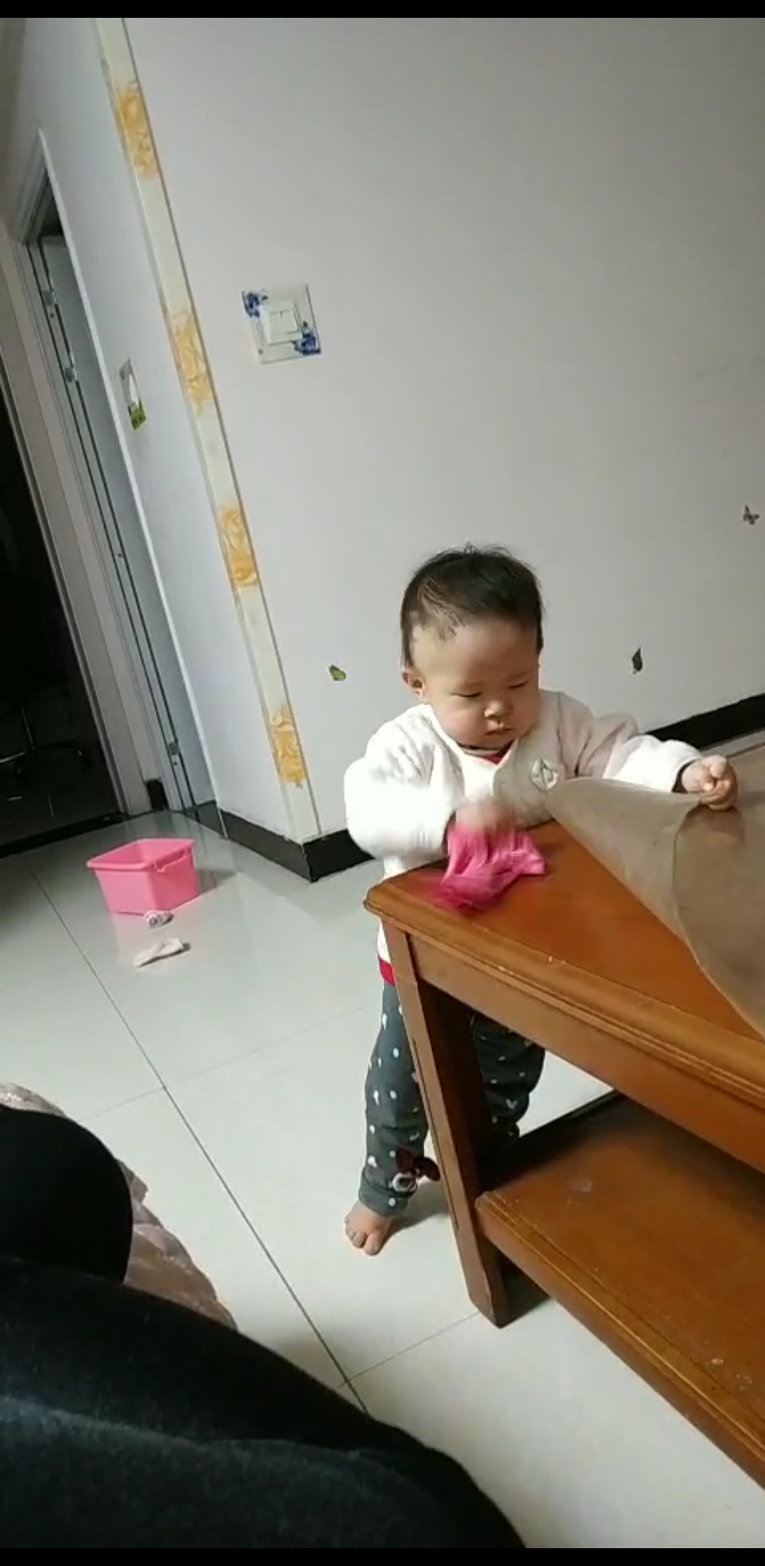 宝宝擦桌子