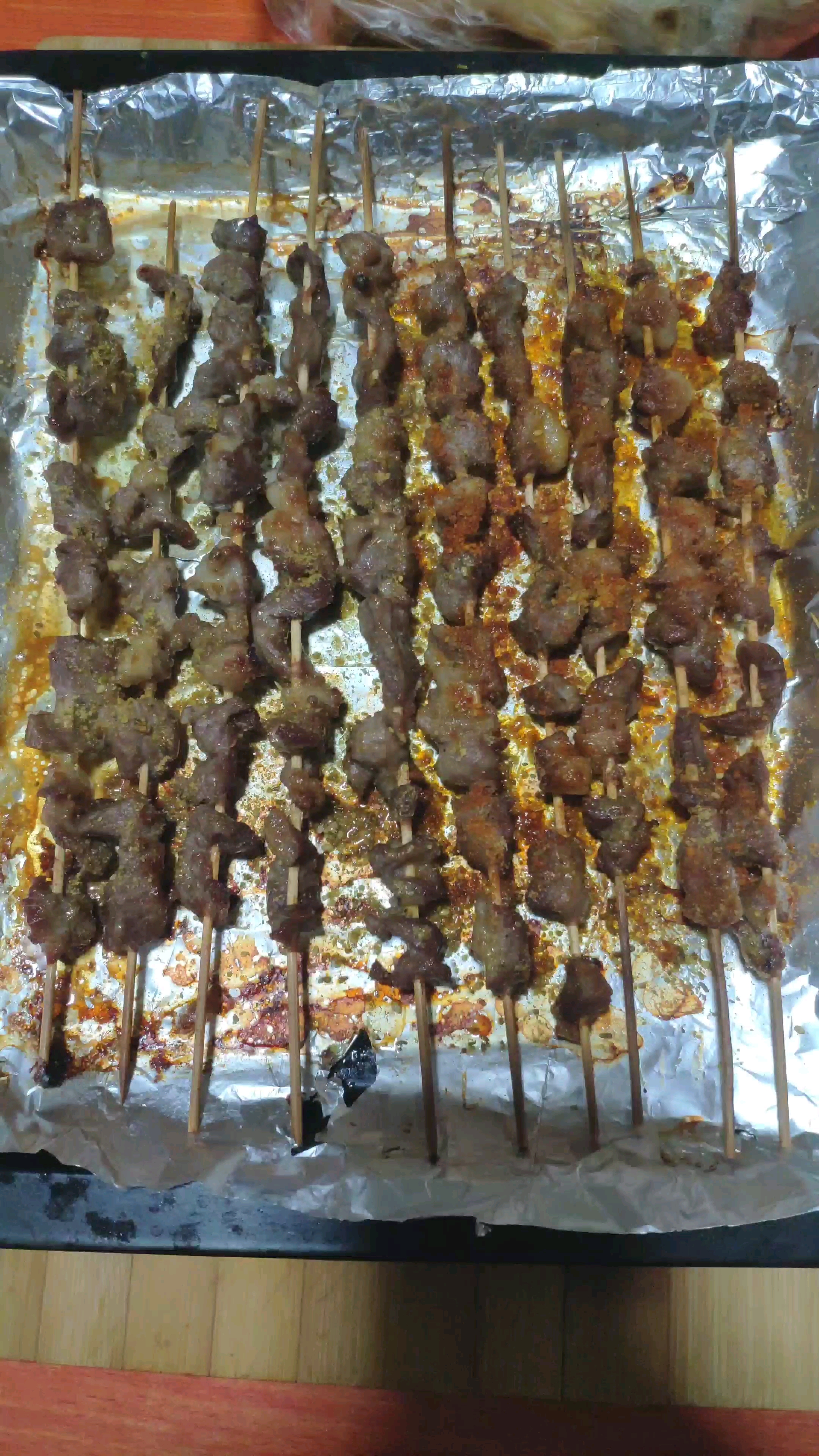 烤箱烤出来的羊肉串有点干,还是得明火烤才好吃
