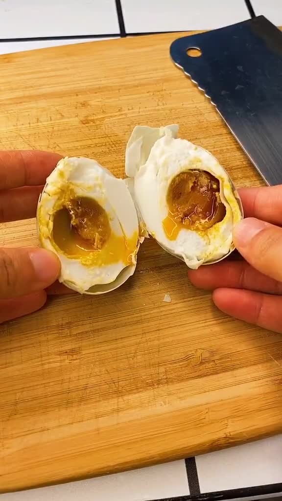 你腌的咸鸭蛋是不是没流油没翻砂今天把奶奶教我的方法分享出来,一看就会,包你富的流油