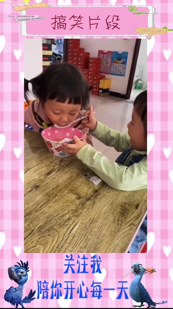 一碗粥,姐妹俩非要对方喂着喝,搞笑段子,搞笑段子