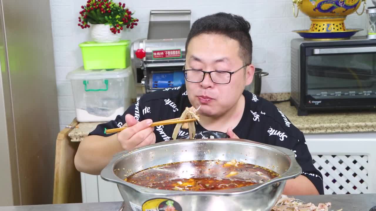 小舅子送来一条大花鲢,半吨做“豆花鱼”鲜嫩爽滑,麻辣够味