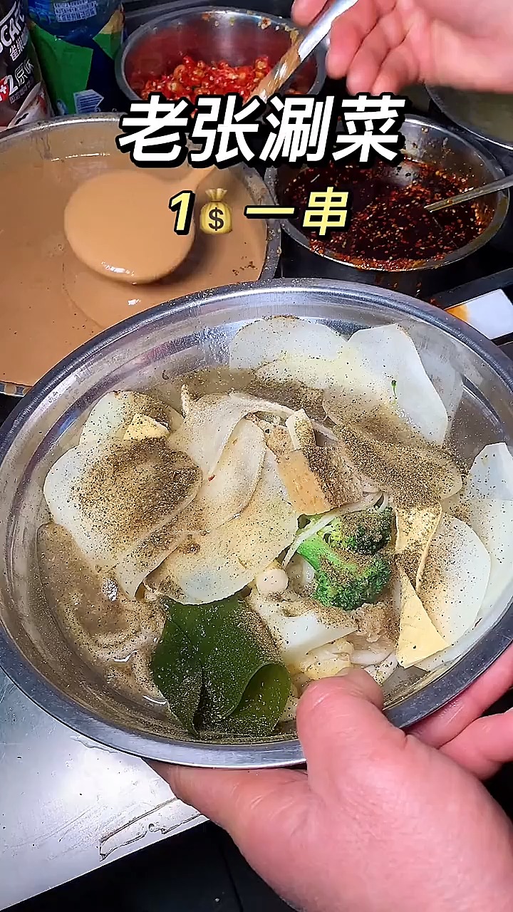 #美食记#一勺一勺的芝麻酱加上油泼辣子,一串一块,这不比火锅香