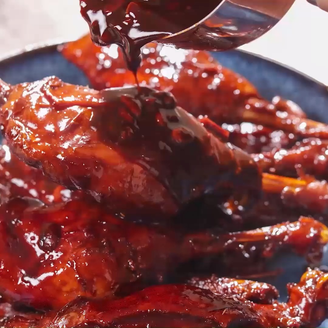 酱鸭腿这样做酱香甜辣,好吃不腻,美味停不下来 大家好,我是一朵。今天来做酱鸭腿。