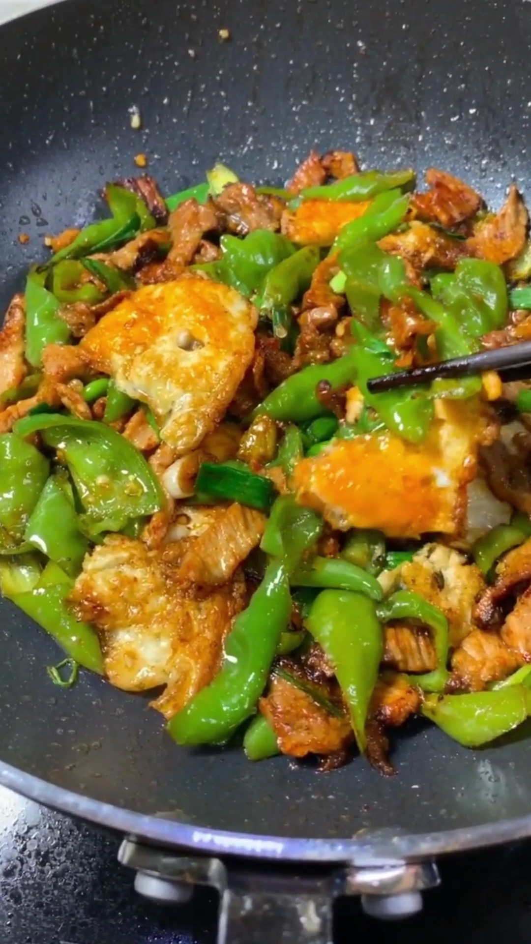 辣椒爆炒猪肉,再加一样味道各外不同,比平时做的青椒炒肉好吃多啦,