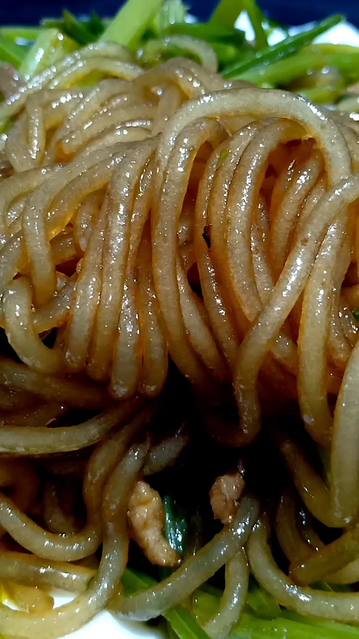 芹菜炒粉,超级纯正的土豆粉条,特别好吃