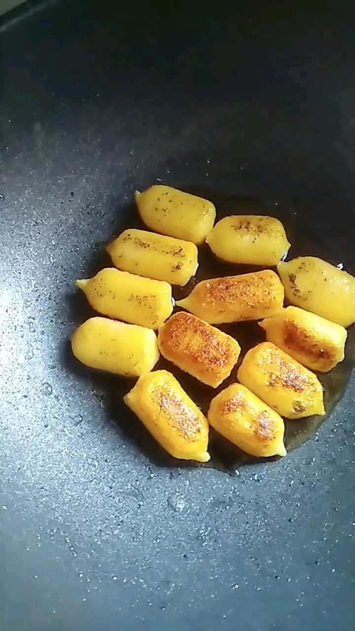 第一次吃这个,不知道怎么做才好,就用昨天炸元宵剩下的油炸了一下,总记不住这叫啥