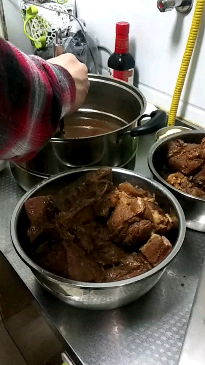 自己做的酱牛肉出锅喽!真材实料,味道鲜美,又香又烂,凉了吃更好吃,香而不腻。
