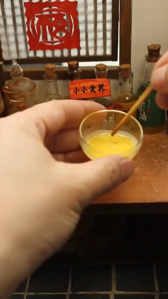既然大家这么喜欢鱼子酱,今天就再来一份鱼子酱蒸蛋满足你们吧