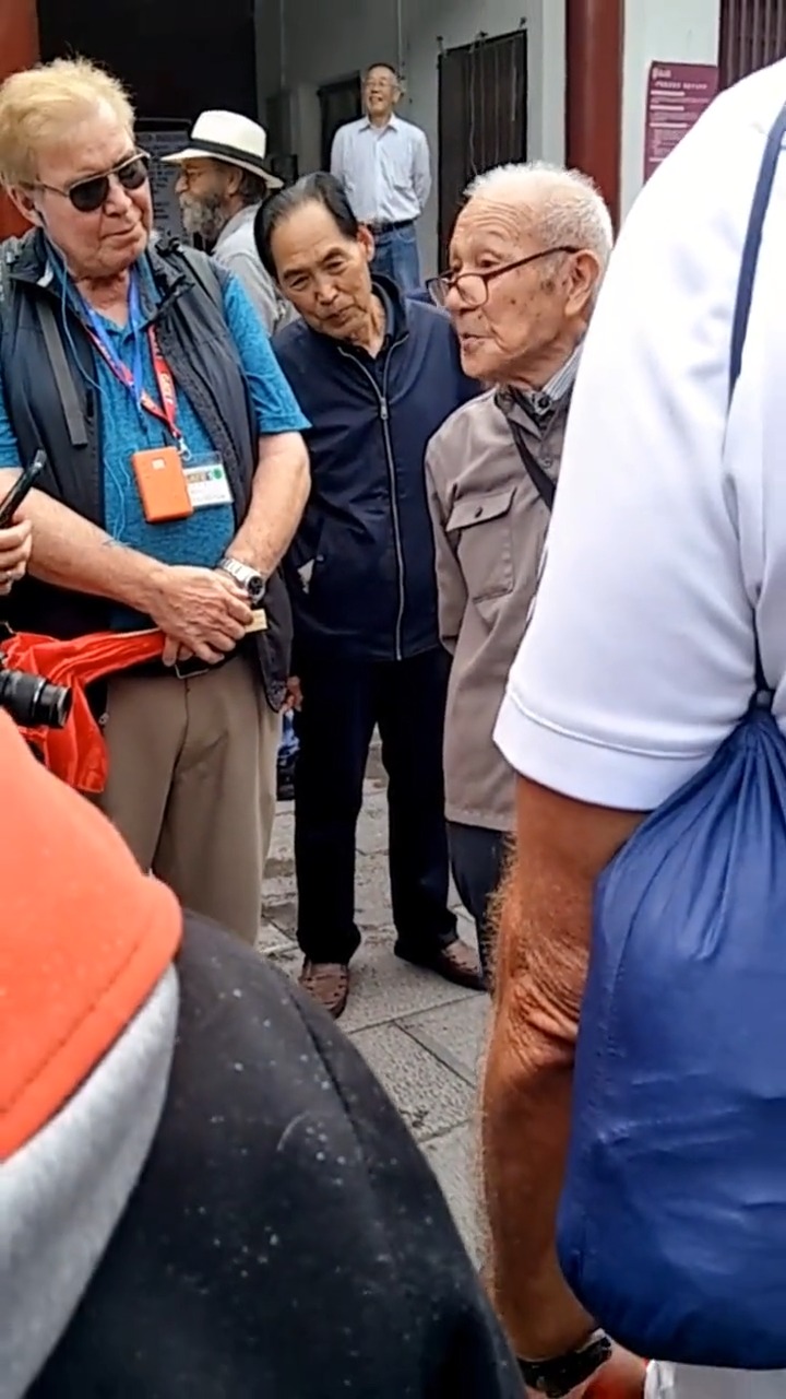 这位91岁的老人,用英语向外国人介绍西安,我都自愧不如啊!