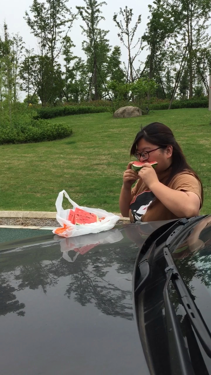 夏季天热,注意防暑,虽然我们不熟,但是我们都是一家人,家的名字叫中国