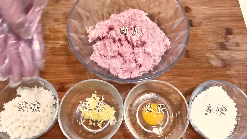 炸肉丸时不要直接下锅炸少了这一步肉丸又硬又难吃