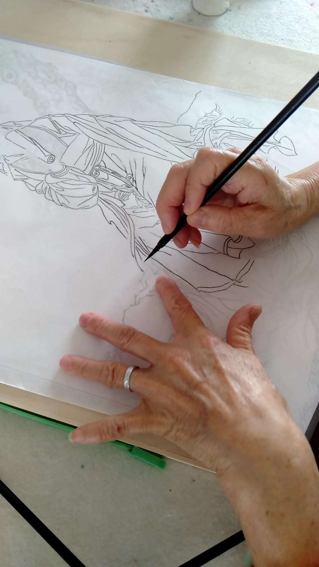 第三幅工笔人物白描中。