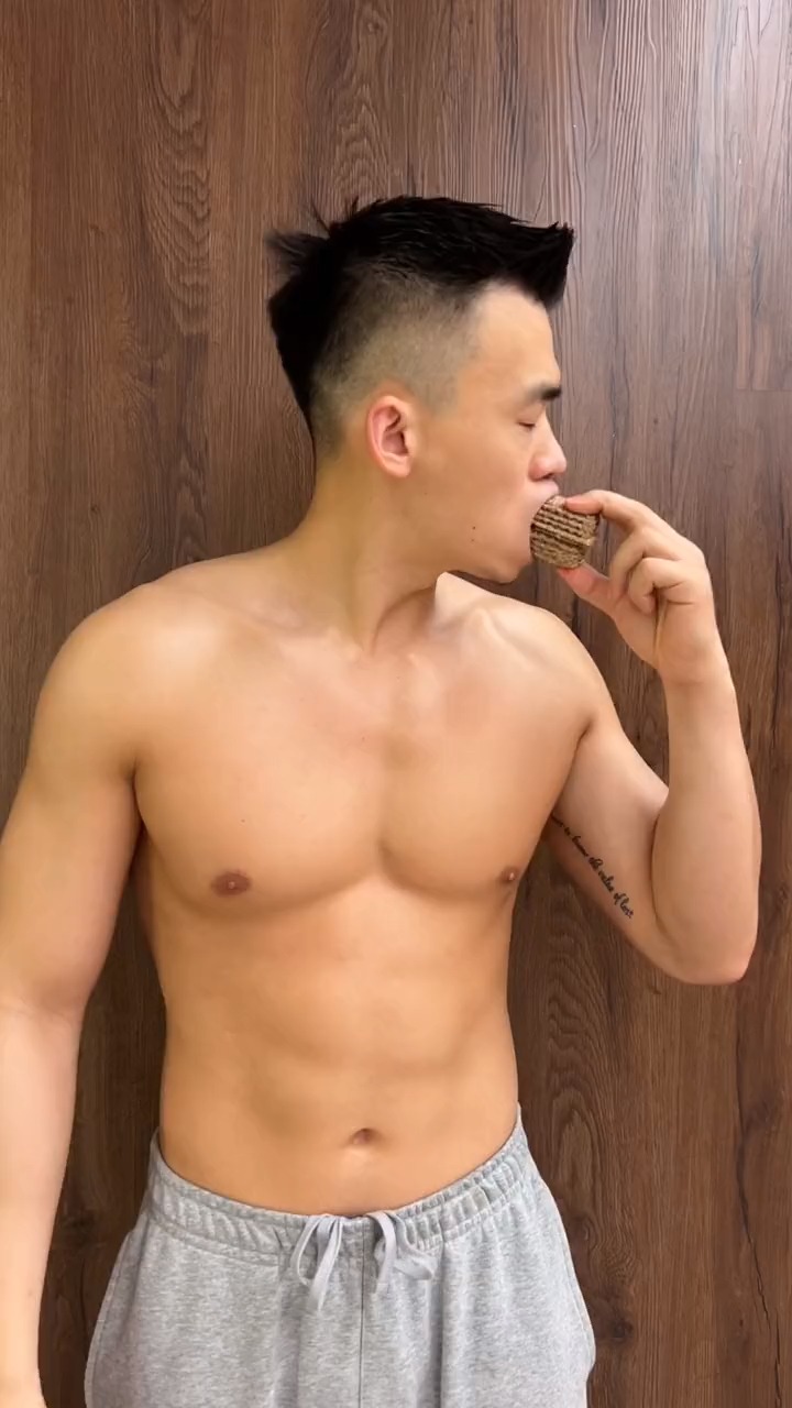 #在家健身打卡##网红零食 黑白巧克力味威化蛋白棒, #低卡低脂餐 酥脆可口#威化饼干#