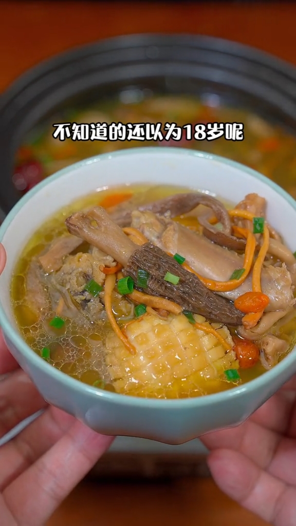 天凉了,女人一定要多喝这个鸽子汤,经常喝秋裤都可以少穿一条