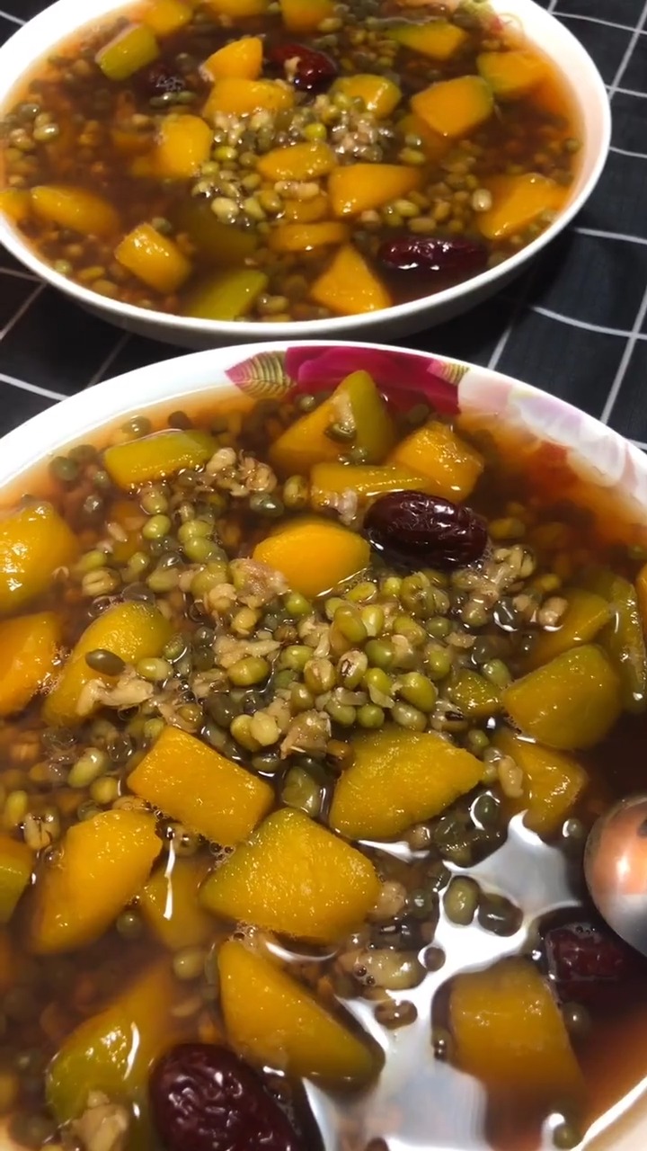 #自制美食#南瓜绿豆汤 加点盐可缓和绿豆的寒凉 加红糖补血