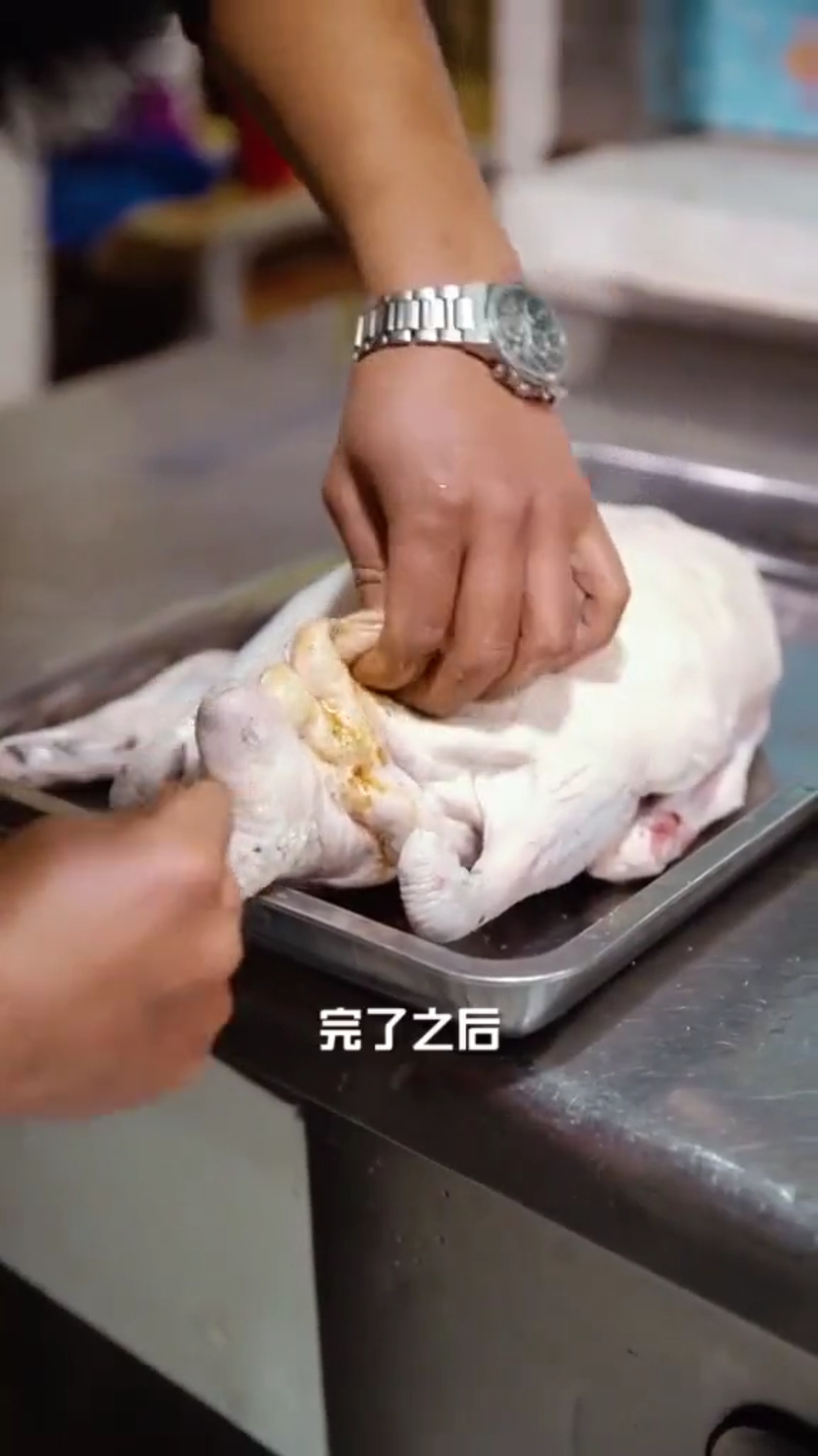 我师傅在给我讲解烧鹅的正宗做法! 