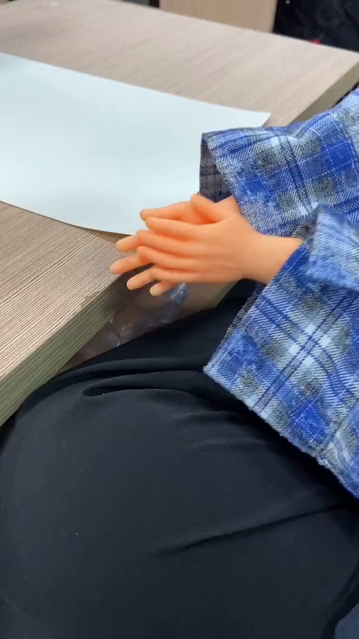 #搞笑视频#戴着这个小手手拿奶茶这个男孩子好可爱!!