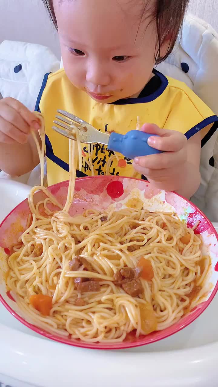 没有一个宝宝能抗拒的了黑椒牛柳意面!每根面条上都裹满浓浓的酱汁～营养丰富,口感好～宝宝每次