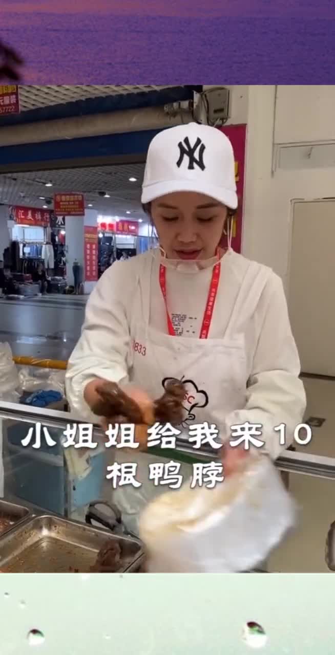 钱不钱的倒无所谓,关键我就是喜欢小哥哥,你没有钱我也可以养你!