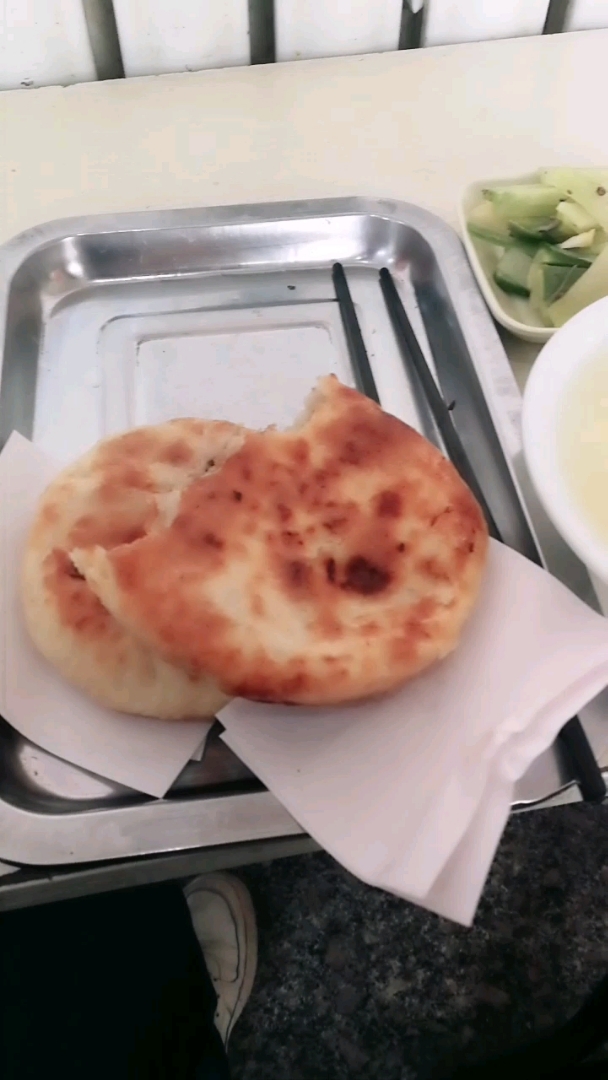 潍坊人的早餐,肉火烧加萝卜咸菜