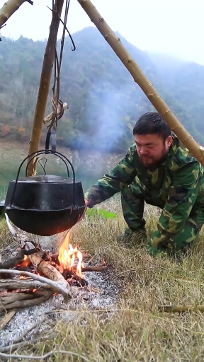 #美食看中国#柴火吊罐炖的酸菜豆腐鱼非常鲜美!