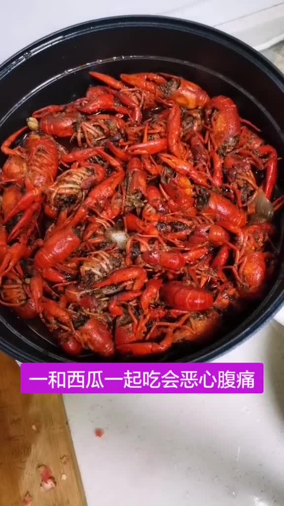 这个季节是吃龙虾的季节,也是吃西瓜的季节,为了避免吃坏肚子,