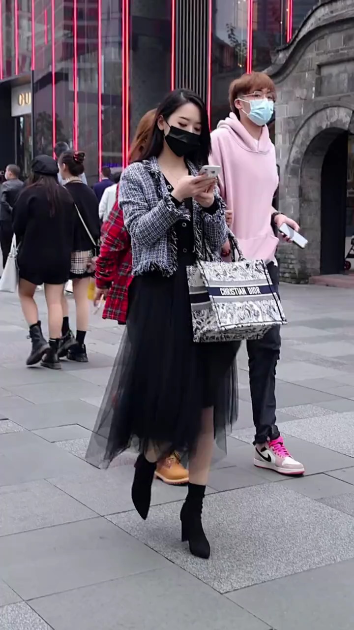 #街拍美女#很像奶茶妹妹 ，你们觉得呢