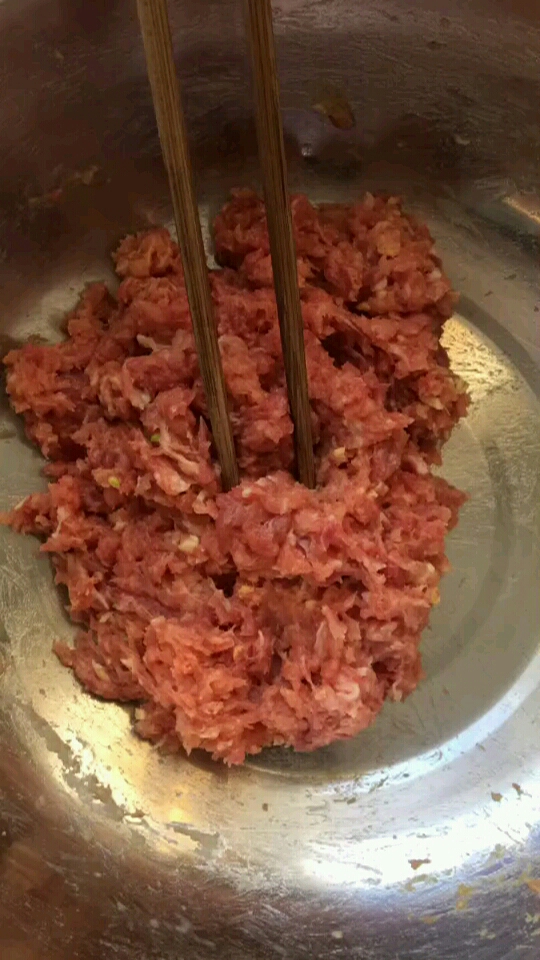 五香肉丸制作方法!最后先盛出丸子剩下汤汁在用淀粉勾芡倒在盘中丸子就完成了喜欢的点