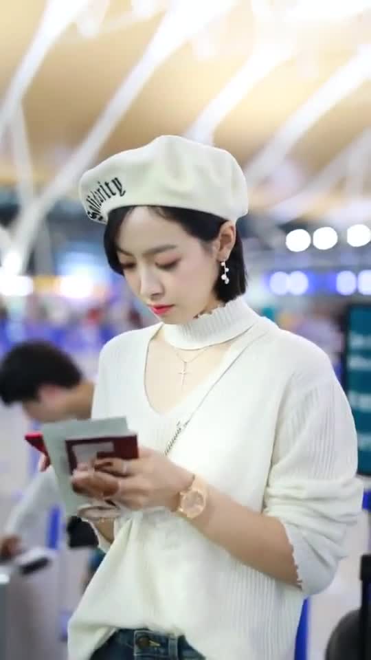 机场街拍:拍到宋茜美女,一身白色系列,气质感超高!