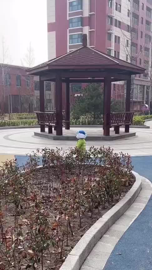 古有胖头蛇,今有胖头屁小朋友被妈妈戴着头套叫“胖头屁”,结果转身太可爱!