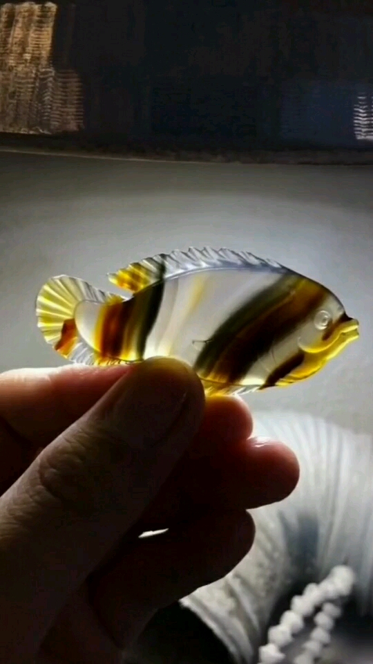玉石边角料做的鱼简直像活了一样真的佩服雕刻师的艺
