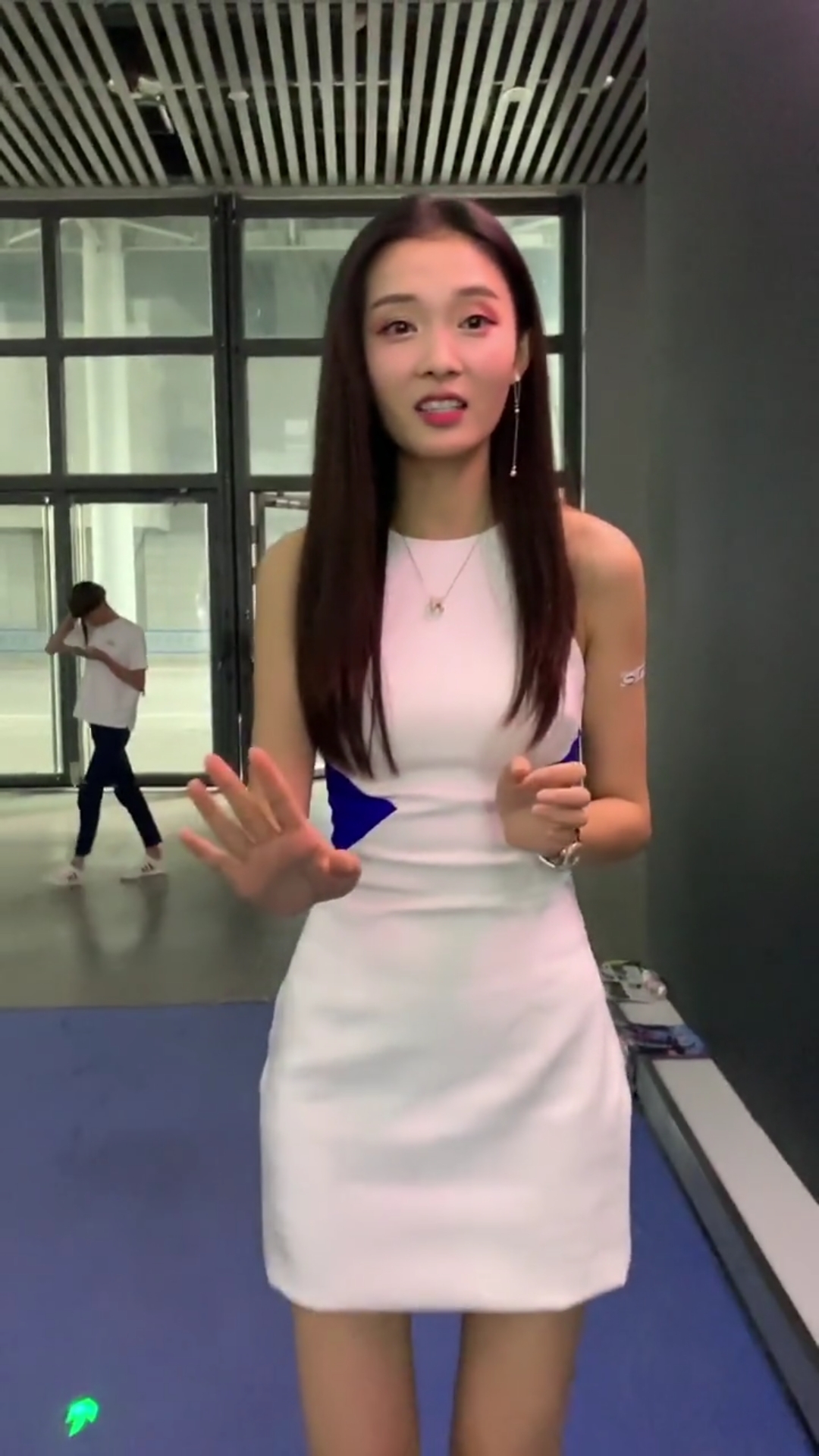 这个表情在暗示什么?太迷人挑皮了.刚刚下班